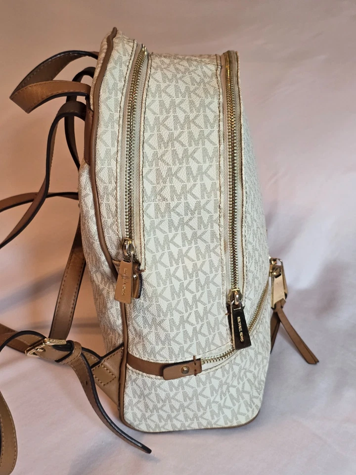 Mochila Michael Kors Rhea Mediana Signature Logo Beige Foto 4 de 4