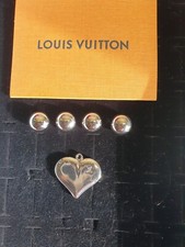 4 boutons et 1 pendentif cœur Louis Vuitton en acier argenté Authentique