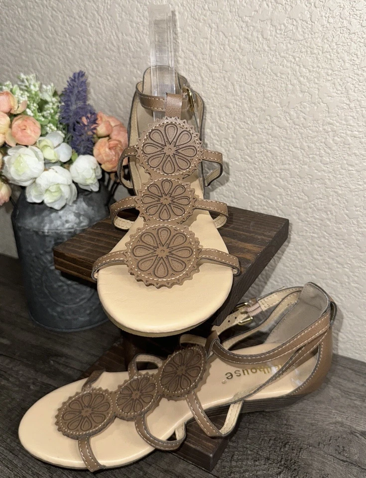 Sandalias de tacón con tiras medallón bohemio marrón para mujer Dollhouse Delilah talla 6,5 Foto 3 de 4