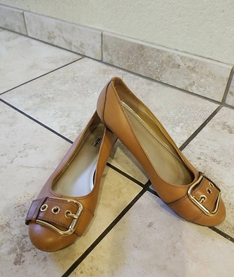 Sapatos femininos Mossimo Davina couro bege tamanho 6.5  - Imagem 3 de 4