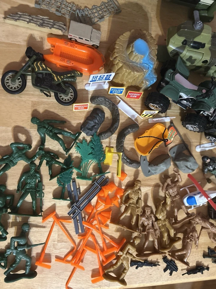 Huge Lot Of Toy Army Military Soldiers & Accessories Vehicles, Helicopters, etc - Image 3 of 4