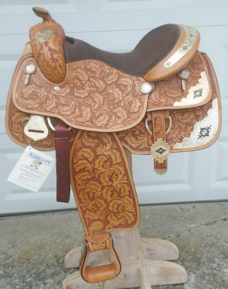 НОВОЕ 16-1/2-ДЮЙМОВОЕ СЕРЕБРЯНОЕ КОРОЛЕВСКОЕ СЕДЛО Premier Contender Show ~ ОТЛИЧНОЕ СОСТОЯНИЕ ~ ОБРАБОТАННОЕ ~ ЗАГРУЖЕННОЕ СЕРЕБРО - Изображение 2 из 4