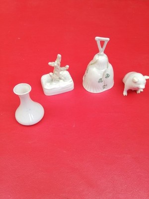 4er Set Belleek Artikel, Schwein, Glocke, Ringbaum und eine Posenvase