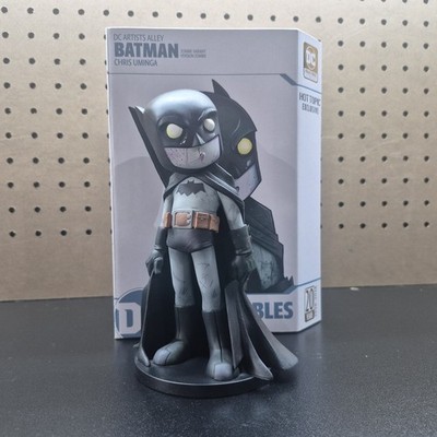 Chris Uminga Batman   DC Artists Alley   Hot Topic Exclusive   Zombie Variant