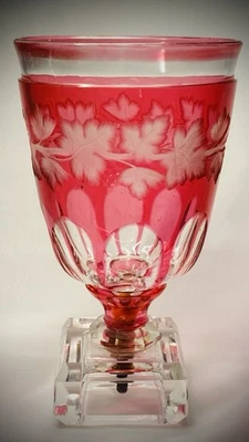 Böhmisches Überfangglas Fußbecher Rubin Römer Weinlaub Dekor 19 Jh - Bild 1 von 4