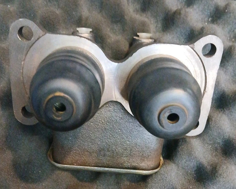 Cilindro maestro de doble puerto NOS International - años 60 International 900, 1000, C/D Foto 4 de 4