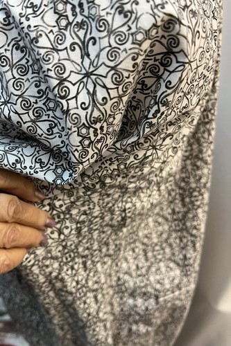 BLUSA DE MANGA CORTA BLANCA Y NEGRA Talla 1X Tiene Paneles Laterales Transpirables - Imagen 5 de 7