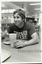 1977 Press Photo Jim Finks of the Chicago Bears Team eating his meal - afa65898