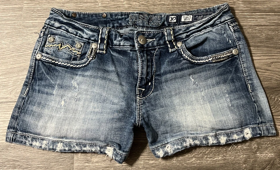 Pantalones cortos de jean Miss Me Destructed con solapa bolsillo tiro bajo desgastados talla 30 (30x3) Foto 3 de 4