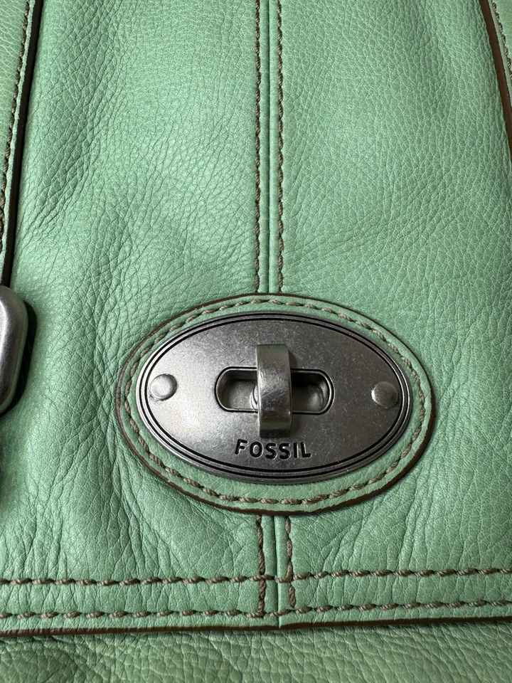 Bolso Bandolera Fossil Maddox Cuero Verde Azulado con Llavero  Foto 3 de 4