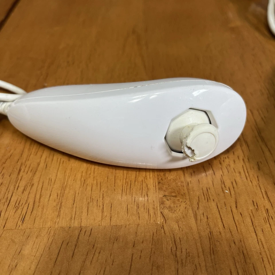 Official OEM 2 Pack Pair White Nintendo nunchucks for Nintendo Wii - Image 3 of 4