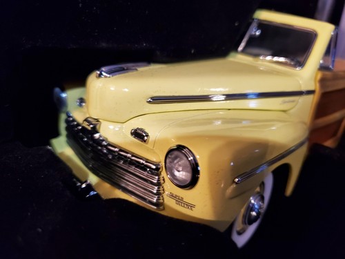 Road Signature 1946 Ford Super Deluxe Sportsman 1:18 Scale Diecast Car Yellow - Picture 7 of 9