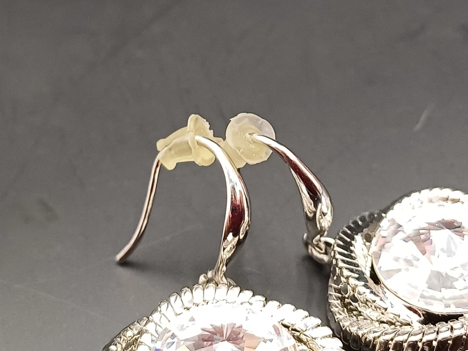 ORECCHINI PENDENTI CON GRANDE CRISTALLO - Immagine 2 di 4