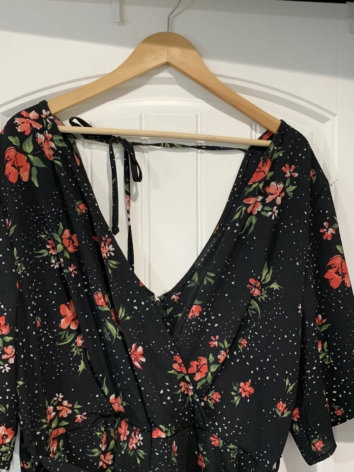 Trixxi 花卉连衫裤裙尺寸 1X 黑色红色 Surplice 皮带小屋核心浪漫 — 第 3/4 张图片