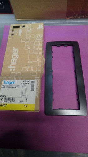 Plaque 3 Postes Hager Kallysta POP Verticale, Entraxe 71mm, Couleur Carbone