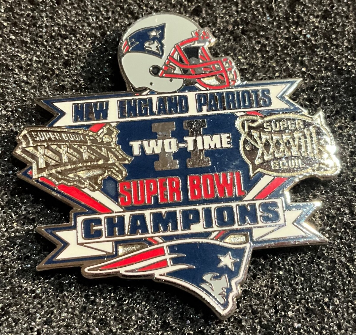 Huy hiệu số 36 và 38 của đội New England Patriots, hai lần vô địch Super Bowl.