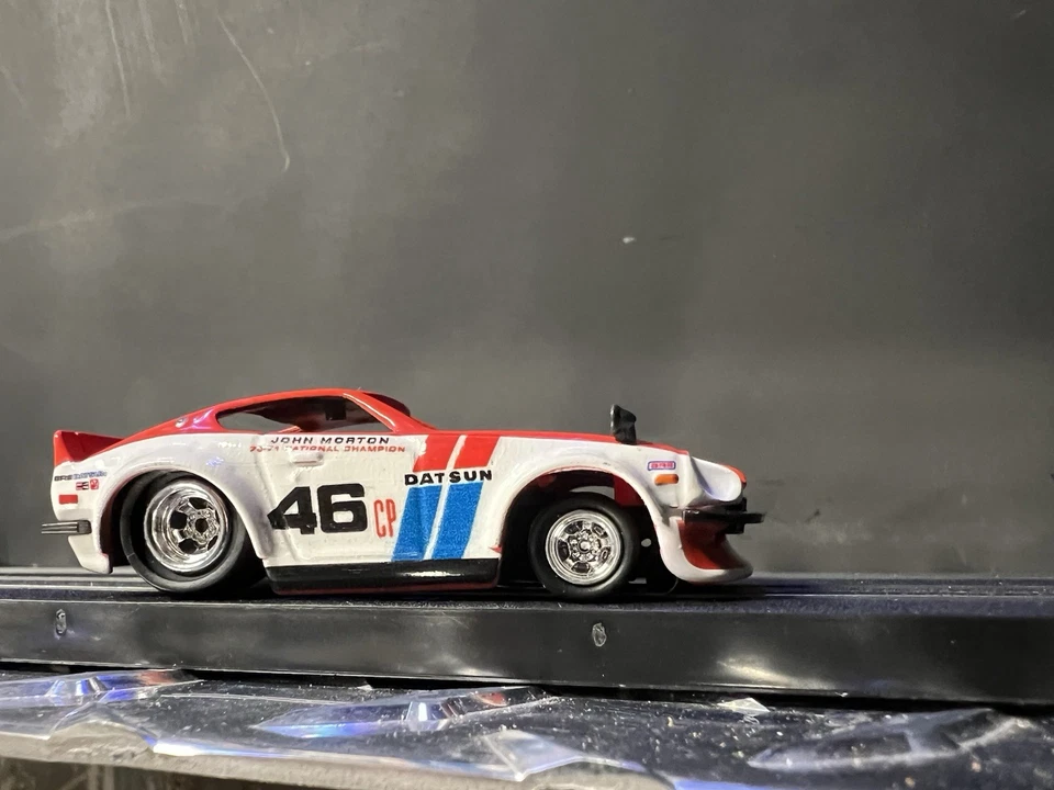 BRE 240Z Datsun Coche Ranura Personalizada Arrastre Golpeado 4 Engranajes Auto World HO 1/64 Foto 2 de 4