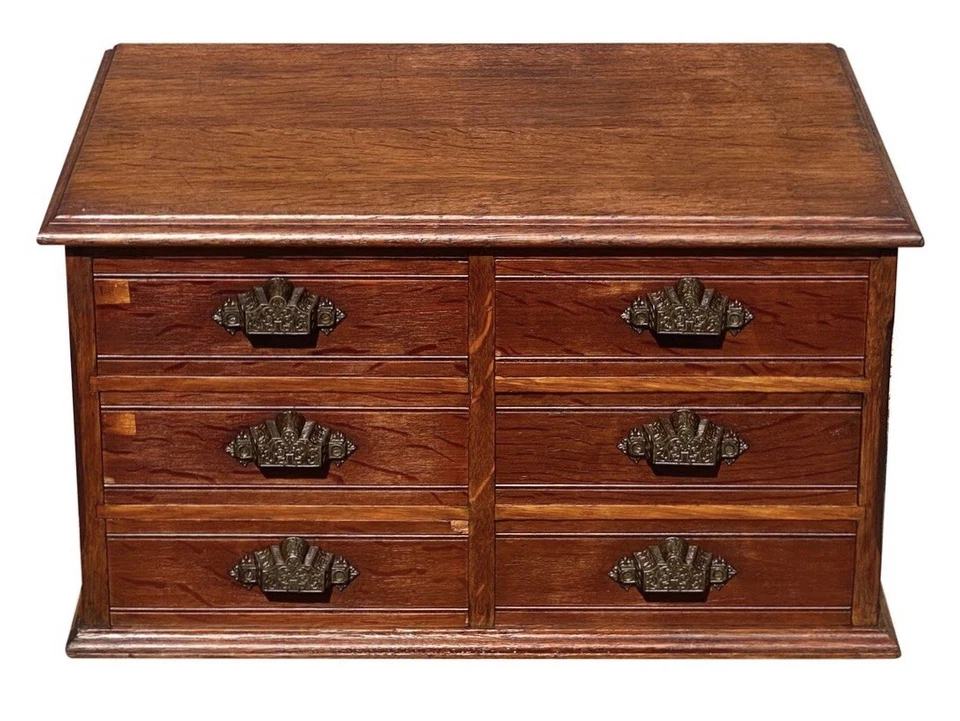 АНТИКВАРНЫЙ НАСТОЛЬНЫЙ КАРТОТЕЧНЫЙ ШКАФ 19-ГО ВЕКА ИЗ ТИГРОВОГО ДУБА С 6 ЯЩИКАМИ / КАТУШЕЧНЫЙ ШКАФ - Изображение 2 из 4