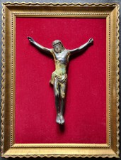 Icona capoletto Gesù Cristo in Croce in ceramica fondo velluto cornice legno oro