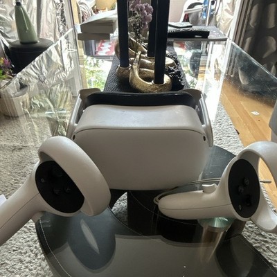 Meta Quest 2 Eigenständiges VR-Headset mit 2 Controllern, Weiß