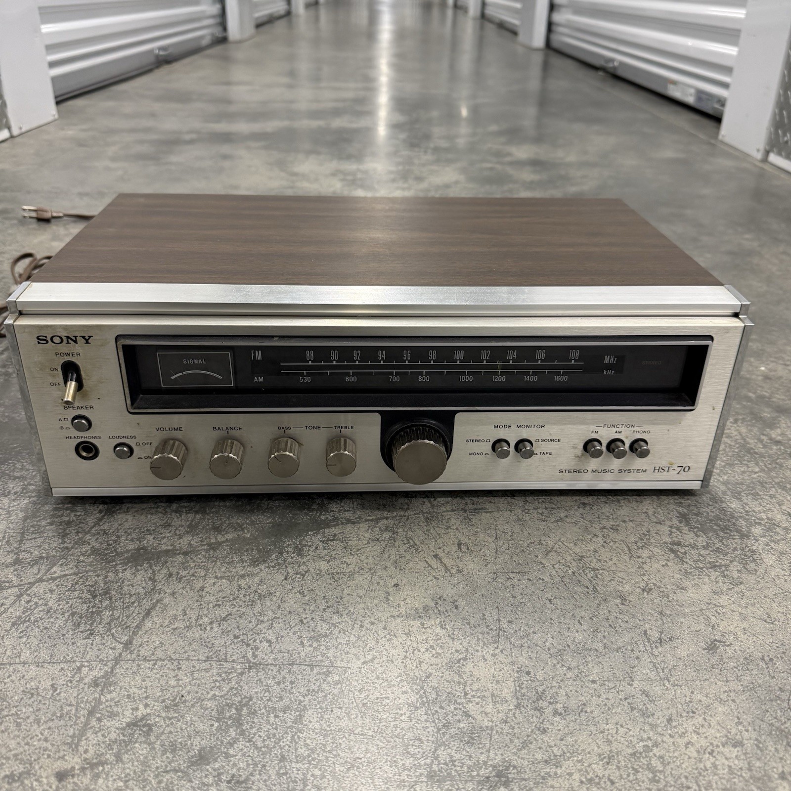Receiver Tuner Silver Face Wood Grain -powers On
