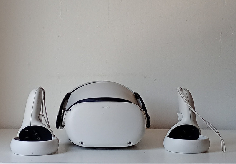 meta Quest 2 Standalone VR Headset 120 Hz 110° POV with Touch Controllers