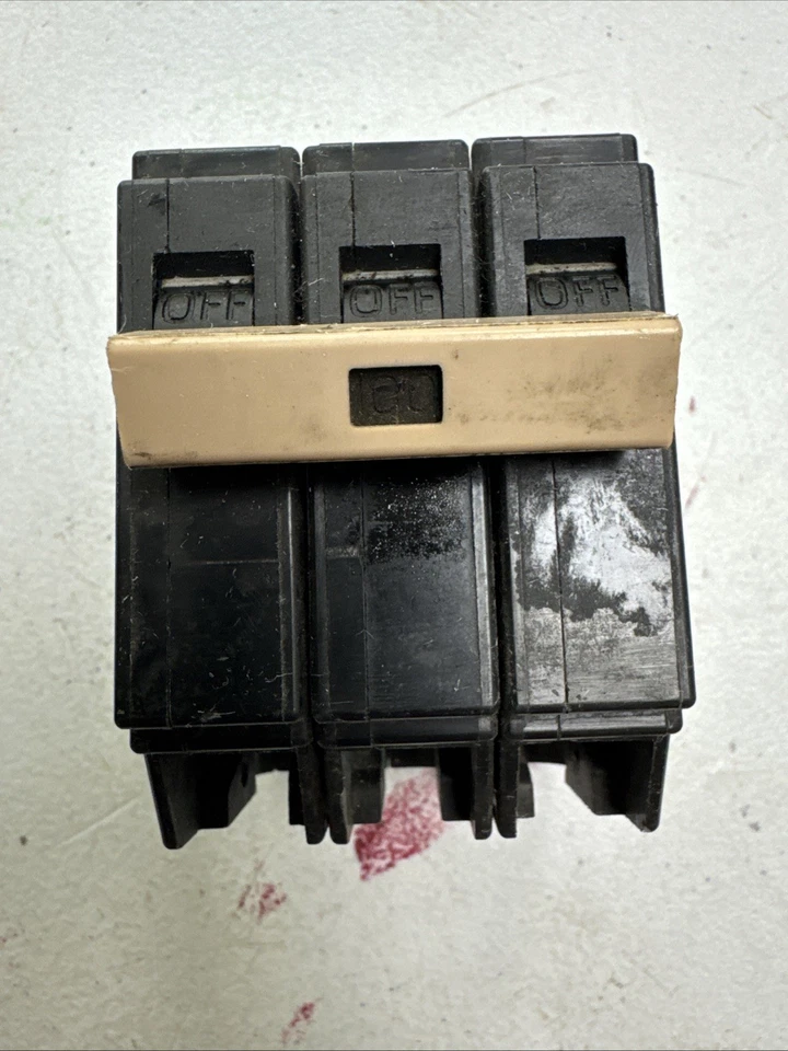 Disyuntor enchufable Cutler Hammer CH3100 3 polos 100 amperios tipo CH - ECS Foto 2 de 4