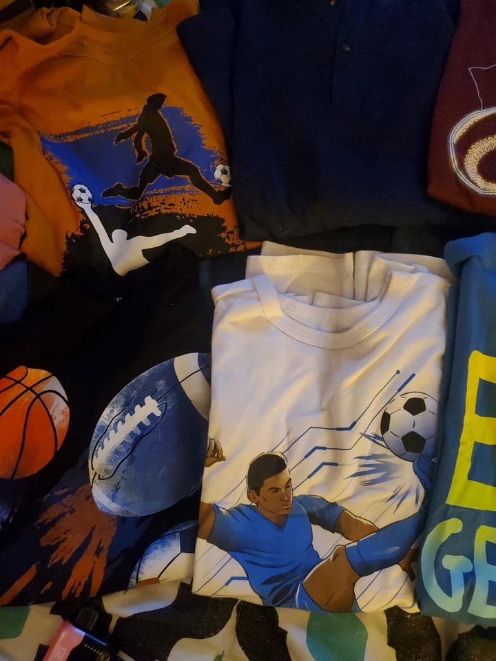 Camisas de manga larga para niños 9 de esos, y jeans 3 pares algunos con etiquetas algunos sin ellos. Foto 3 de 3