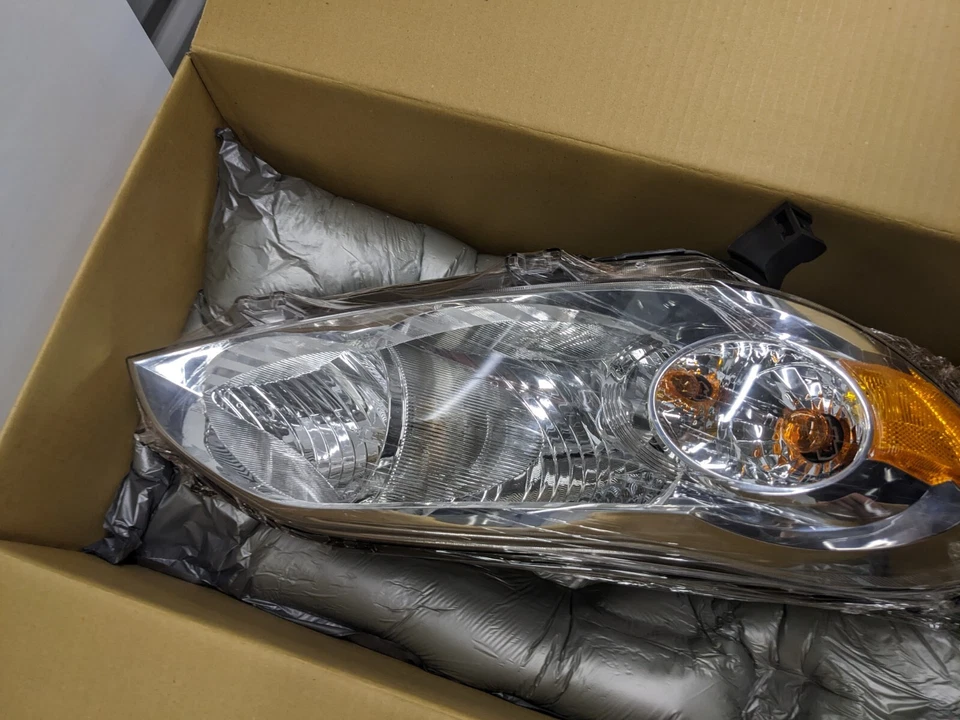 TYC 20-9003-00 RH Headlight for Toyota Matrix 09-12 NEW Foto 3 de 4