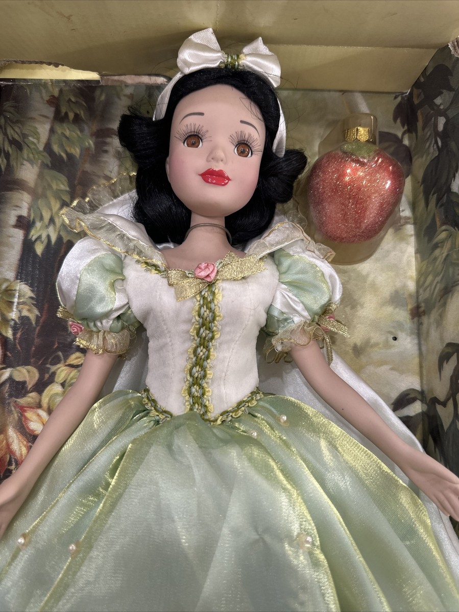 DISNEY SNOW WHITE PORCELAIN DOLL GREEN DRESS BRASS KEY KEEPSAKES | eBay