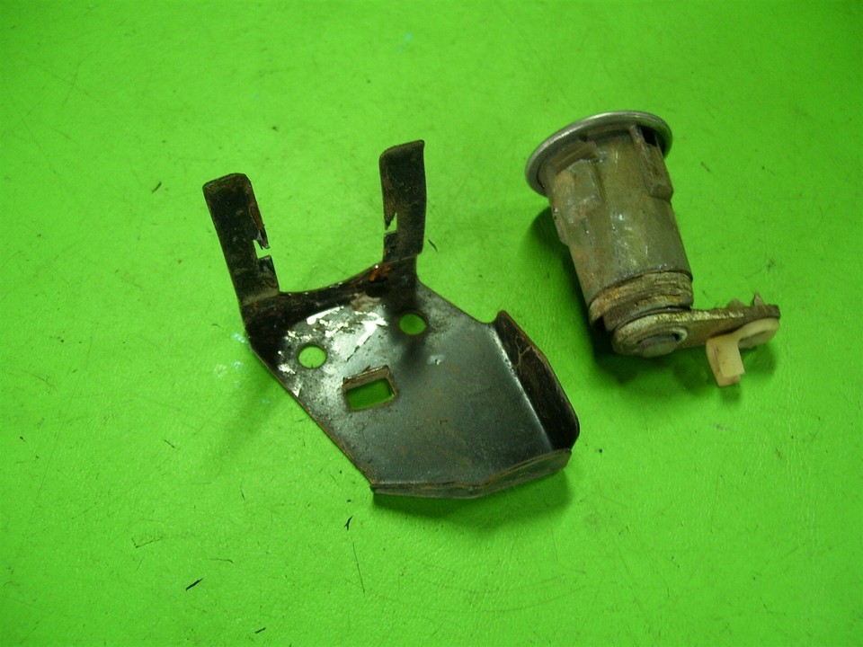 1974 Toyota Corolla 1600 Deluxe 4Door LEFT FRONT Door Lock Cylinder 1974-toyota-corolla-1600-deluxe-4door-left-front-door-lock-cylinder