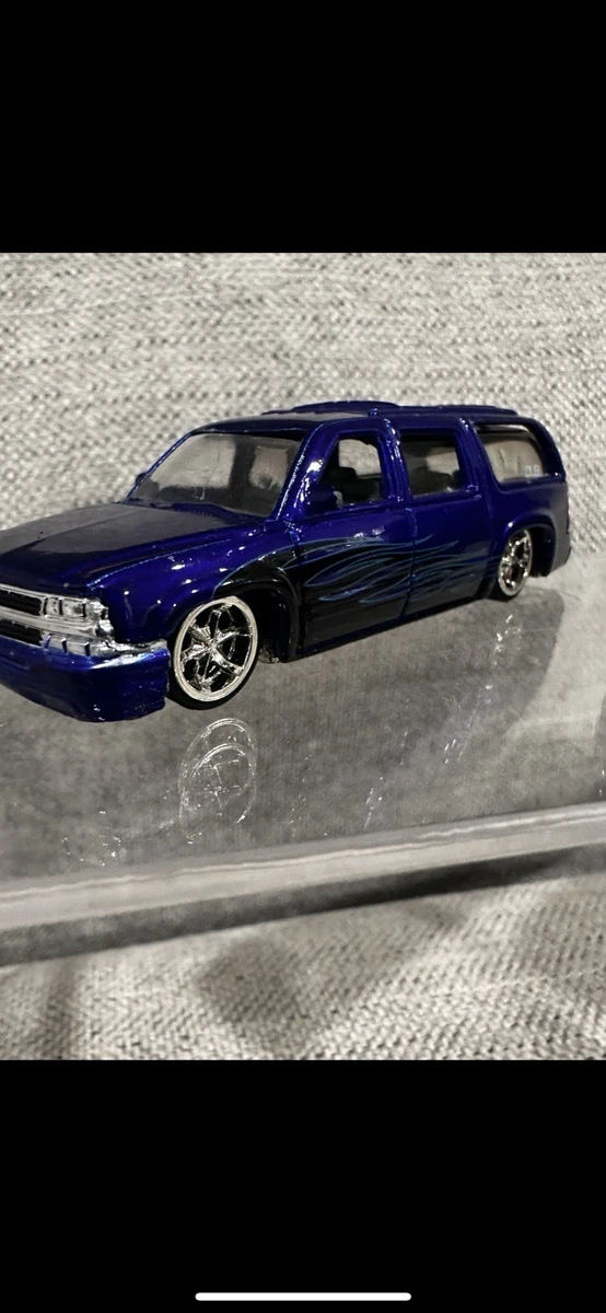 Chevrolet Suburban 1:24 Contemporary Manufacture Diecast Cars