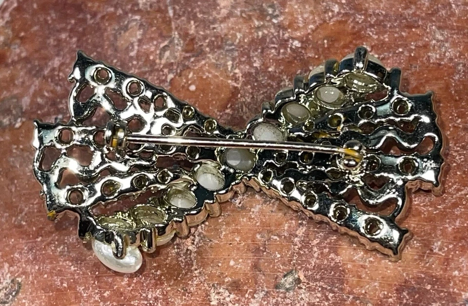 Broche prendedor vintage de 1”x 2” con forma de lazo de diamantes de imitación de cóctel de 1” Foto 4 de 4