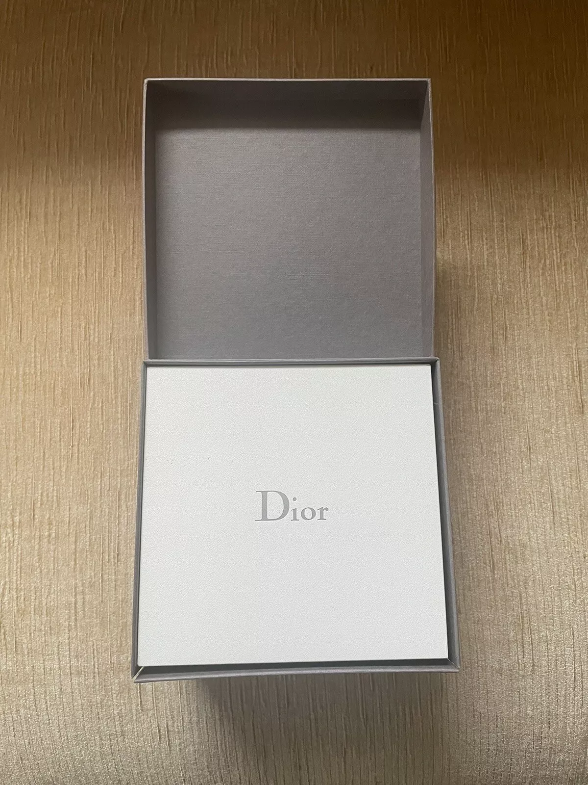 Montre femme Christian Dior dorée Les Montres fabrication suisse D102 150