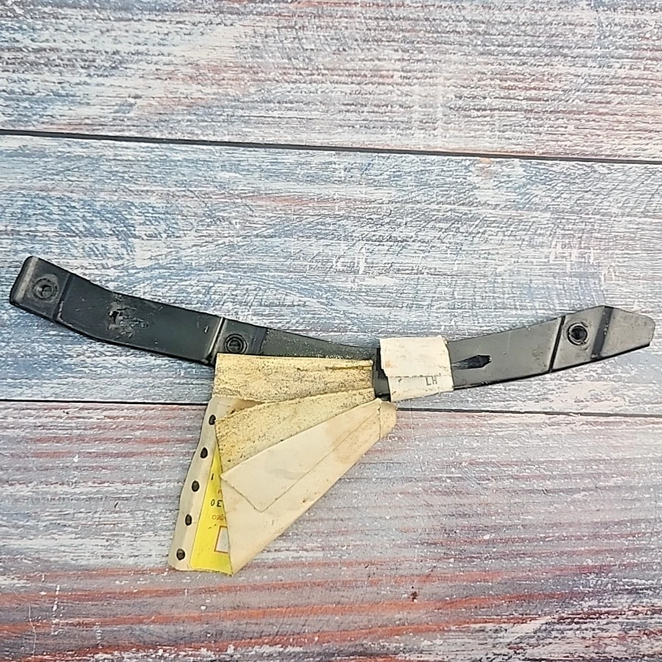 GM 22511157 1982-1984 Oldsmobile Cutlass Ciera parachoques delantero izquierdo cubierta retenedor Foto 2 de 4