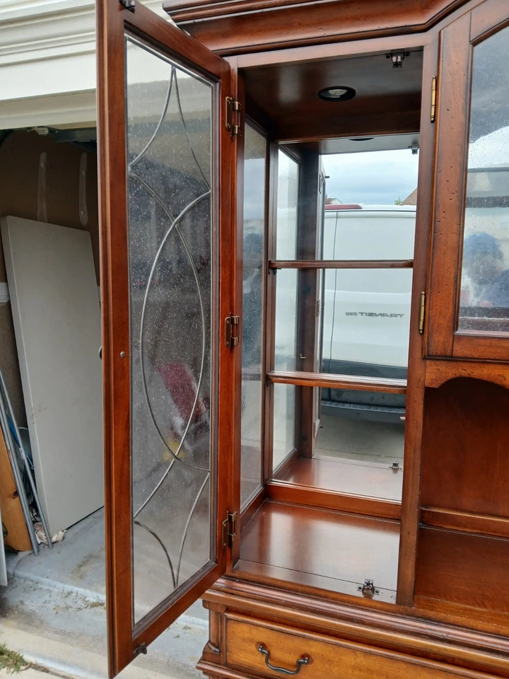 Gabinete chino Legacy Classic “Dakota Ridge” Cherry Breakfront – (daño en vidrio) Foto 4 de 4