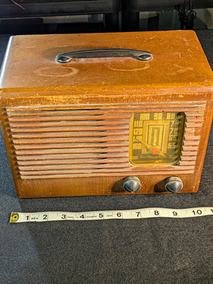 Emerson CGW 862 13 Vintage Wooden Tabletop Radio AM/FM w/ Handle.  Untested