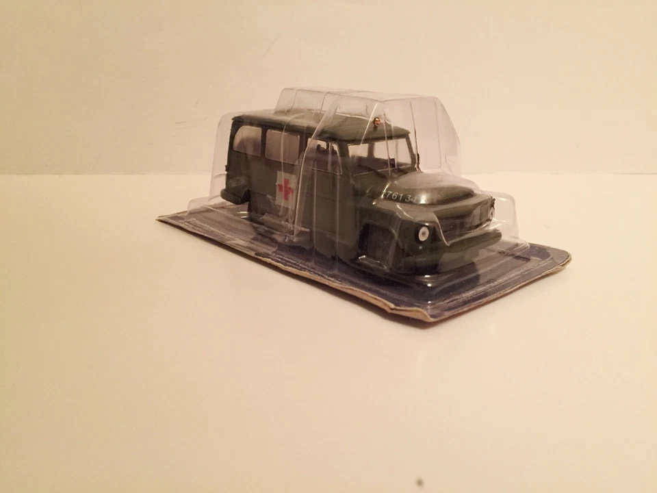 Ambulancia militar Willys Rural 4x4 1968 1/43 hecha a medida por modelos vectoriales / IXO Foto 3 de 4