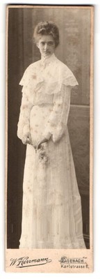 Fotografie W. Herrmann, Eisenach, Karlstraße 6, Portrait jünge Dame im weißen K 