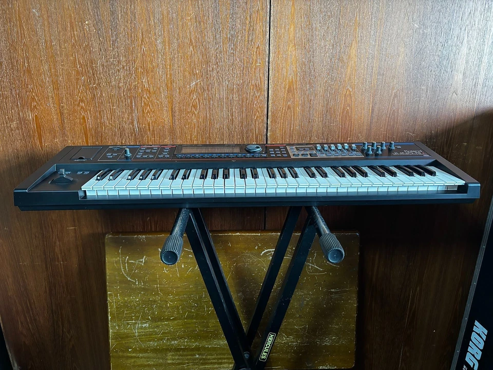 ROLAND JUNO-Gi Mobile Synthesizer with Digital Recorder w/ bag power supply - Image 4 of 4