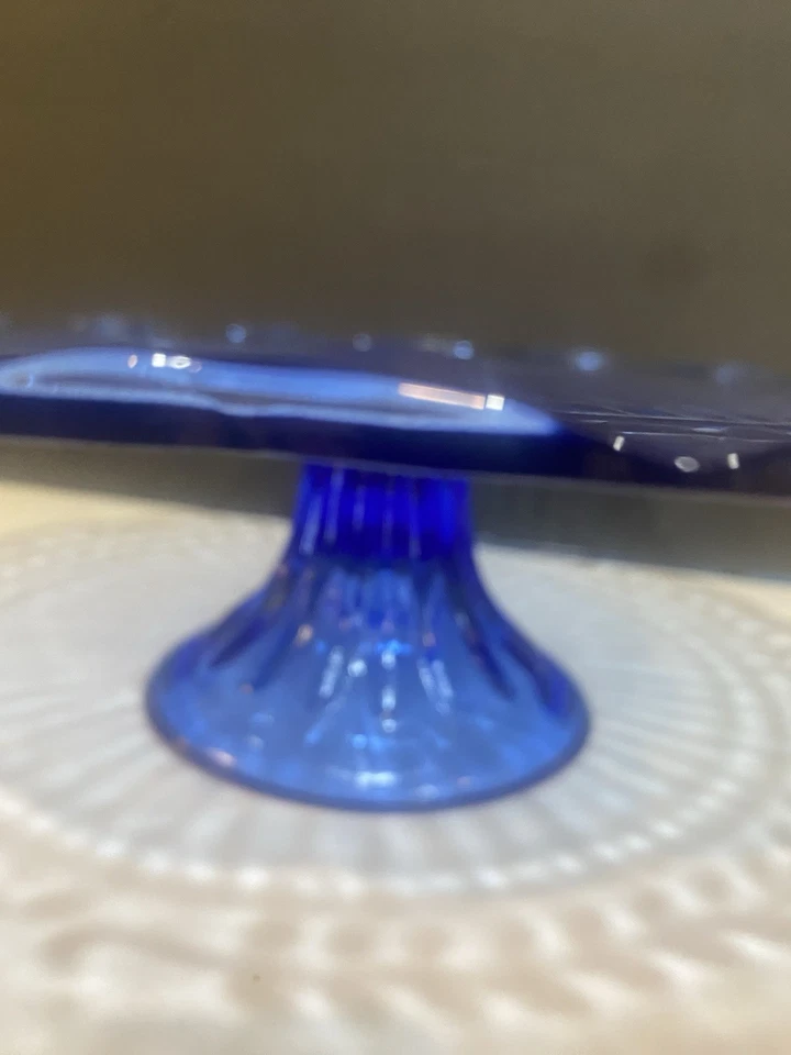 Pedestal de vidrio azul cobalto soporte para pasteles | 9,75" | patrón de hojas de laurel | borde ondulado Foto 4 de 4