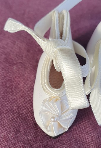 Französische Puppenschuhe, spitz mit Rosette & Satinband, weiß, ~ 5 cm, B-Ware - Bild 2 von 8
