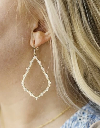 Pendientes Kendra Scott Sophee Oro Cristal Marco Abierto en Circonita cúbica Blanca Foto 2 de 4