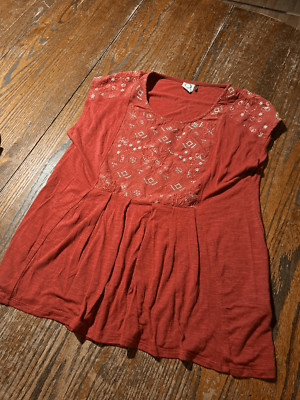 XS Akemi & Kin Brick Red Metallic Gold Detail Short Sleeve Pullover Shirt Top