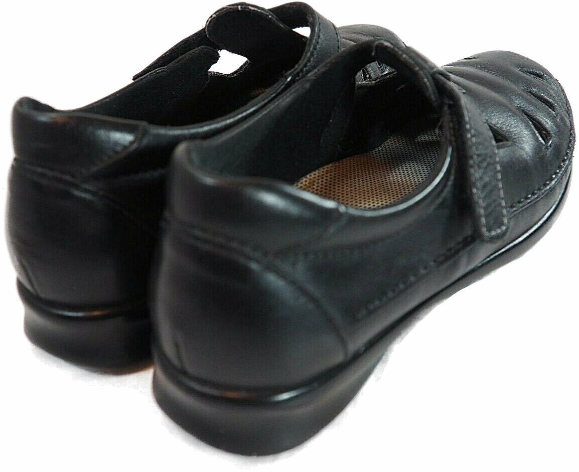 Black leather SAS Roamer women’s casual shoes with lace-up front, mesh sides, and padded collars and tongues.