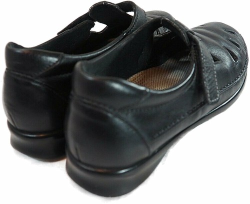 Black leather SAS Roamer women’s casual shoes with lace-up front, mesh sides, and padded collars and tongues.