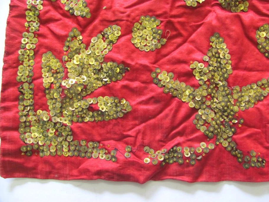 19C ТУРЕЦКИЙ ОСМАНСКИЙ МУСУЛЬМАНСКИЙ ДЕКОРАТИВНЫЙ КРАСНЫЙ ШЕЛКОВЫЙ НАСТЕННЫЙ КОВЕР ЗАНАВЕСКА с БИСЕРОМ И БЛЕСТКАМИ - Изображение 3 из 4