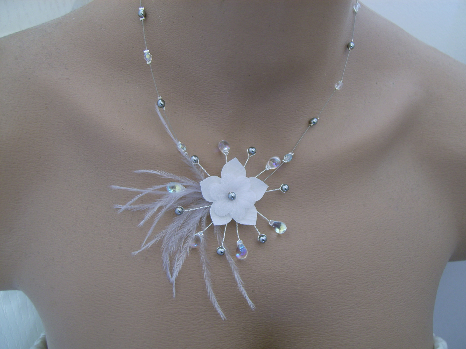 Collier mariée fleur cristal argenté pour éviter un décolleté vide sur votre robe
