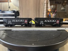 two HO Scale Athearn 2 bay smooth side open h...