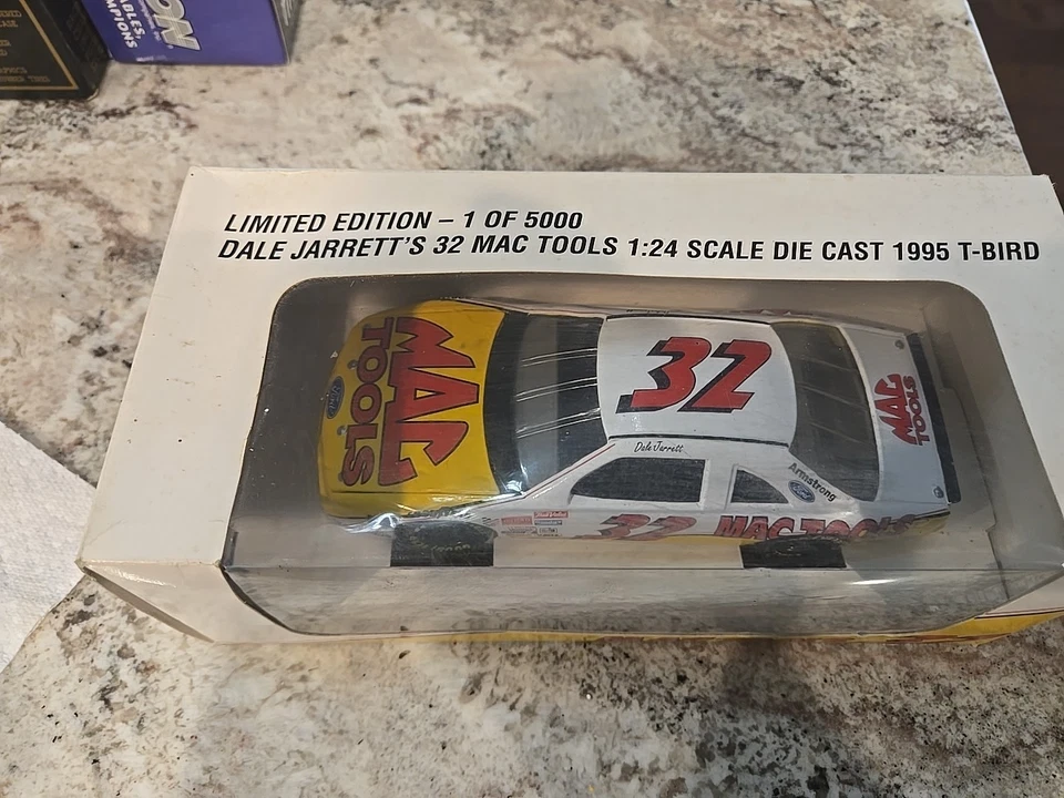 Dale Jarrett #32 Mac Tools escala 1:24 fundido a presión 1995 T-Bird Stock Car. Foto 4 de 4